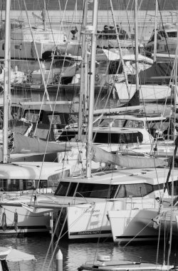 İtalya, Sicilya, Akdeniz, Marina di Ragusa (Ragusa ili); 3 Mart 2024, limanda lüks yatlar - EDITORIAL