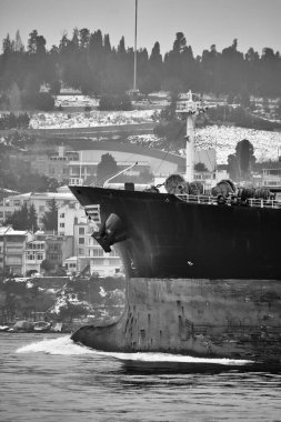 Türkiye, İstanbul, Boshou Kanalı, bir petrolün pruvası kanalı geçiyor