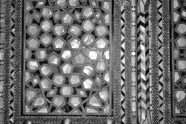 Türkiye, İstanbul, Topkapı Sarayı, Harem, ziyaretçilere ve yabancılara yasak olan odalardan birinde bir kapı süslemesi (ahşap ve incinin annesi), Harem Sultan 'ın Harem-i Humayun adlı özel dairelerinden biridir. 