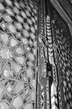 Türkiye, İstanbul, Topkapı Sarayı, Harem, ziyaretçilere ve yabancılara yasak olan odalardan birinde bir kapı süslemesi (ahşap ve incinin annesi), Harem Sultan 'ın Harem-i Humayun adlı özel dairelerinden biridir. 