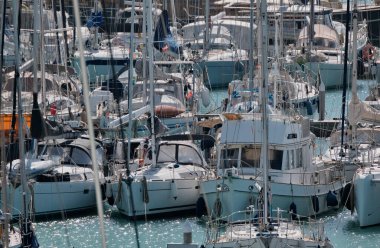 İtalya, Sicilya, Akdeniz, Marina di Ragusa (Ragusa ili); 11 Mart 2024, limanda lüks yatlar - EDITORIAL