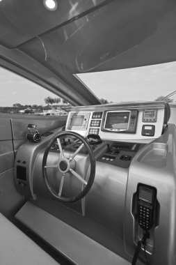 ITALY, Lazio, Tirrenian denizi, Fiumicino (Roma); lüks yat, Dinette sürücü konsolu