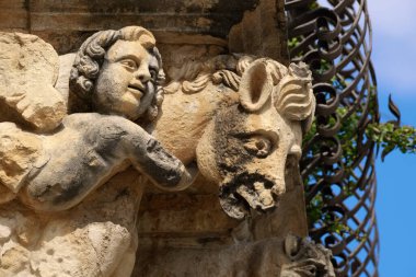 İtalya, Sicilya, Scicli (Ragusa ili), Unesco Baroque Fava Sarayı cephesi, bir balkon altında süslü heykeller (M.S. 18..)