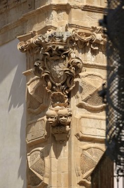 İtalya, Sicilya, Scicli (Ragusa ili), Barok Beneventano Sarayı cephesinde dini heykeller (18. yüzyıl A.C..)