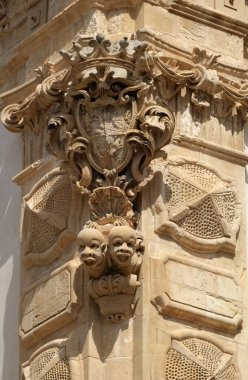 İtalya, Sicilya, Scicli (Ragusa ili), Barok Beneventano Sarayı cephesinde dini heykel (18. yüzyıl A.C..)