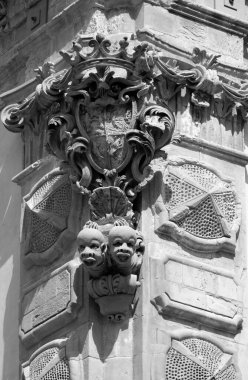 İtalya, Sicilya, Scicli (Ragusa ili), Barok Beneventano Sarayı cephesinde dini heykel (18. yüzyıl A.C..)