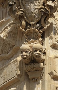 İtalya, Sicilya, Scicli (Ragusa ili), Barok Beneventano Sarayı cephesinde dini heykel (18. yüzyıl A.C..)