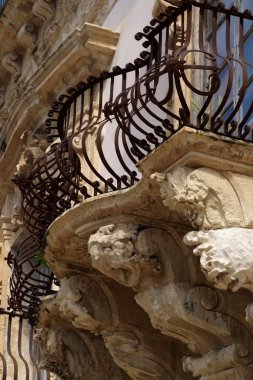 İtalya, Sicilya, Scicli (Ragusa ili), Barok Beneventano Sarayı cephesi bir balkon altında süs heykelleri ile (M.S. 18..)