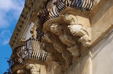 İtalya, Sicilya, Scicli (Ragusa ili), Barok Beneventano Sarayı cephesi bir balkon altında süs heykelleri ile (M.S. 18..)