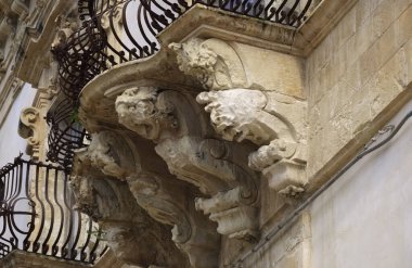 İtalya, Sicilya, Scicli (Ragusa ili), Barok Beneventano Sarayı cephesi bir balkon altında süs heykelleri ile (M.S. 18..)