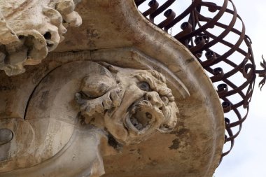 İtalya, Sicilya, Scicli (Ragusa ili), Barok Beneventano Sarayı cephesi bir balkon altında süs heykelleri ile (M.S. 18..)