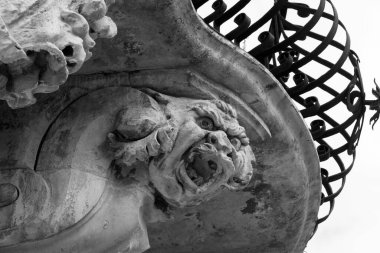 İtalya, Sicilya, Scicli (Ragusa ili), Barok Beneventano Sarayı cephesi bir balkon altında süs heykelleri ile (M.S. 18..)