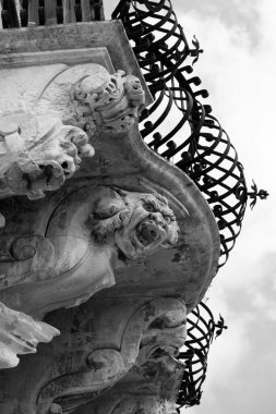 İtalya, Sicilya, Scicli (Ragusa ili), Barok Beneventano Sarayı cephesi bir balkon altında süs heykelleri ile (M.S. 18..)