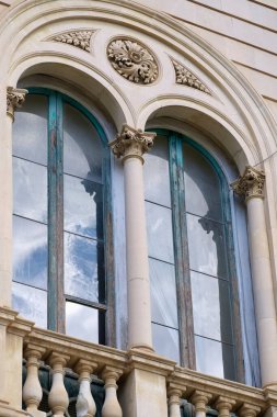 İtalya, Sicilya, Scicli (Ragusa ili), Mormino Penna Caddesi 'ndeki Barok belediye binasının penceresi.