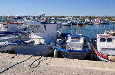 İtalya, Sicilya, Portopalo di Capo Passero (Siracusa Eyaleti); limandaki yerel balıkçı tekneleri 