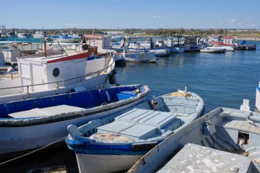 İtalya, Sicilya, Portopalo di Capo Passero (Siracusa Eyaleti); limandaki yerel balıkçı tekneleri 