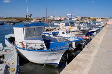 İtalya, Sicilya, Portopalo di Capo Passero (Siracusa Eyaleti); limandaki yerel balıkçı tekneleri 