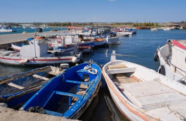 İtalya, Sicilya, Portopalo di Capo Passero (Siracusa Eyaleti); 16 Mart 2024, limanda yerel balıkçı tekneleri - EDITORIAL