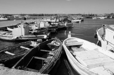 İtalya, Sicilya, Portopalo di Capo Passero (Siracusa Eyaleti); 16 Mart 2024, limanda yerel balıkçı tekneleri - EDITORIAL