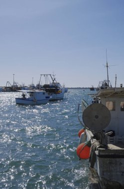 İtalya, Sicilya, Portopalo di Capo Passero (Siracusa Eyaleti); limandaki yerel balıkçı tekneleri 
