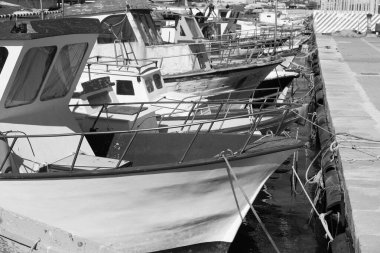 İtalya, Sicilya, Portopalo di Capo Passero (Siracusa Eyaleti); limandaki yerel balıkçı tekneleri 