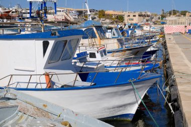İtalya, Sicilya, Portopalo di Capo Passero (Siracusa Eyaleti); limandaki yerel balıkçı tekneleri 