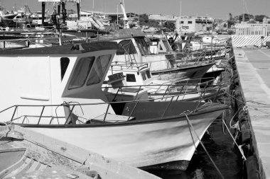 İtalya, Sicilya, Portopalo di Capo Passero (Siracusa Eyaleti); limandaki yerel balıkçı tekneleri 