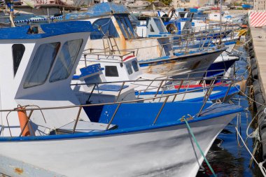 İtalya, Sicilya, Portopalo di Capo Passero (Siracusa Eyaleti); limandaki yerel balıkçı tekneleri 