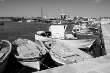 İtalya, Sicilya, Portopalo di Capo Passero (Siracusa Eyaleti); limandaki yerel balıkçı tekneleri 