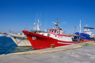İtalya, Sicilya, Portopalo di Capo Passero (Siracusa Eyaleti); 16 Mart 2024, limanda yerel balıkçı tekneleri - EDITORIAL
