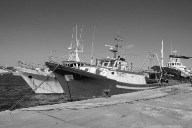 İtalya, Sicilya, Portopalo di Capo Passero (Siracusa Eyaleti); 16 Mart 2024, limanda yerel balıkçı tekneleri - EDITORIAL