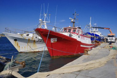 İtalya, Sicilya, Portopalo di Capo Passero (Siracusa Eyaleti); 16 Mart 2024, limanda yerel balıkçı tekneleri - EDITORIAL
