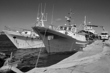 İtalya, Sicilya, Portopalo di Capo Passero (Siracusa Eyaleti); 16 Mart 2024, limanda yerel balıkçı tekneleri - EDITORIAL