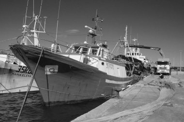 İtalya, Sicilya, Portopalo di Capo Passero (Siracusa Eyaleti); 16 Mart 2024, limanda yerel balıkçı tekneleri - EDITORIAL