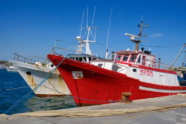 İtalya, Sicilya, Portopalo di Capo Passero (Siracusa Eyaleti); 16 Mart 2024, limanda yerel balıkçı tekneleri - EDITORIAL