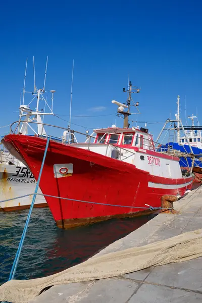 İtalya, Sicilya, Portopalo di Capo Passero (Siracusa Eyaleti); 16 Mart 2024, limanda yerel balıkçı tekneleri - EDITORIAL