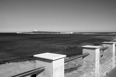 İtalya, Sicilya, Akdeniz, Portopalo di Capo Passero, arka plandaki sahil manzarası ve Capo Passero Adası.