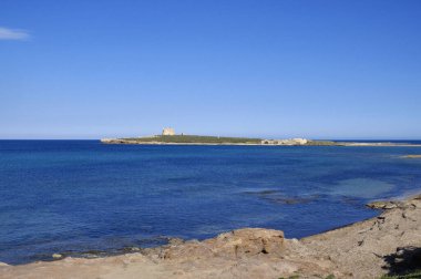 İtalya, Sicilya, Akdeniz, Portopalo di Capo Passero, kayalık sahil manzarası ve Capo Passero Adası 