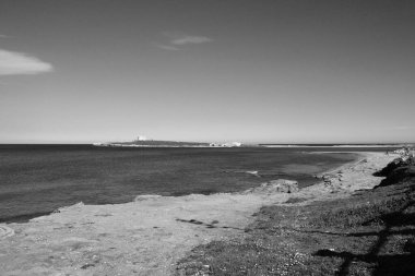 İtalya, Sicilya, Akdeniz, Portopalo di Capo Passero, kayalık sahil manzarası ve Capo Passero Adası 