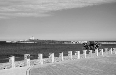 İtalya, Sicilya, Akdeniz, Portopalo di Capo Passero, arka plandaki sahil manzarası ve Capo Passero Adası.