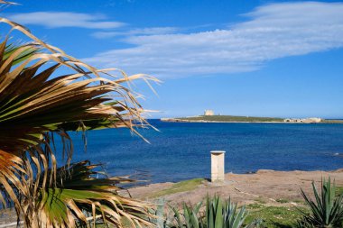 İtalya, Sicilya, Akdeniz, Portopalo di Capo Passero, kayalık sahil manzarası ve Capo Passero Adası 