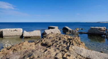 İtalya, Sicilya, Akdeniz, Marzaemi (Siracua Eyaleti), arka plandaki kayalık kıyı şeridi (Capo Passero Adası) manzarası)