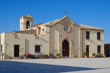 İtalya, Sicilya, Marzamemi (Siracusa Eyaleti), 16 Mart 2024, kilise cephesi manzarası ve Regina Margherita Meydanı - EDITORIAL