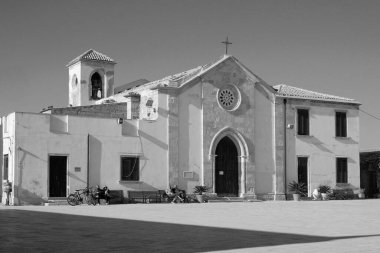 İtalya, Sicilya, Marzamemi (Siracusa Eyaleti), 16 Mart 2024, kilise cephesi manzarası ve Regina Margherita Meydanı - EDITORIAL
