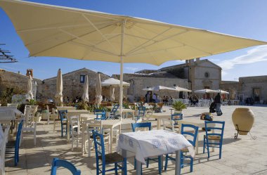 İtalya, Sicilya, Marzaemi (Siracusa ili); Regina Margherita Meydanı 'ndaki insanlar ve restoranlar 