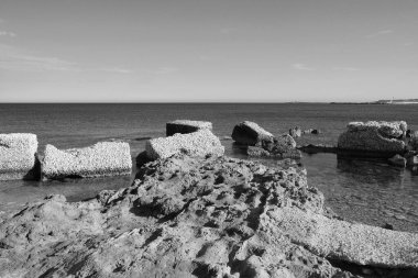 İtalya, Sicilya, Akdeniz, Marzaemi (Siracua Eyaleti), arka plandaki kayalık kıyı şeridi (Capo Passero Adası) manzarası)