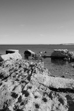İtalya, Sicilya, Akdeniz, Marzaemi (Siracua Eyaleti), arka plandaki kayalık kıyı şeridi (Capo Passero Adası) manzarası)