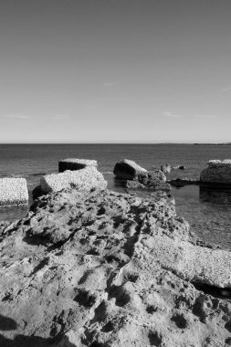 İtalya, Sicilya, Akdeniz, Marzaemi (Siracua Eyaleti), arka plandaki kayalık kıyı şeridi (Capo Passero Adası) manzarası)