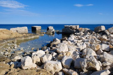 İtalya, Sicilya, Akdeniz, Marzaemi (Siracua Eyaleti), arka plandaki kayalık kıyı şeridi (Capo Passero Adası) manzarası)