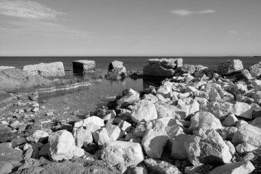 İtalya, Sicilya, Akdeniz, Marzaemi (Siracua Eyaleti), arka plandaki kayalık kıyı şeridi (Capo Passero Adası) manzarası)